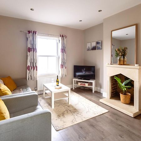 Family Home In Central Guildford With Parking מראה חיצוני תמונה