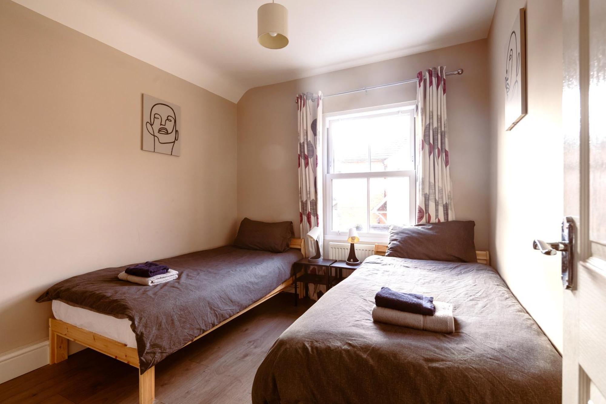 Family Home In Central Guildford With Parking מראה חיצוני תמונה