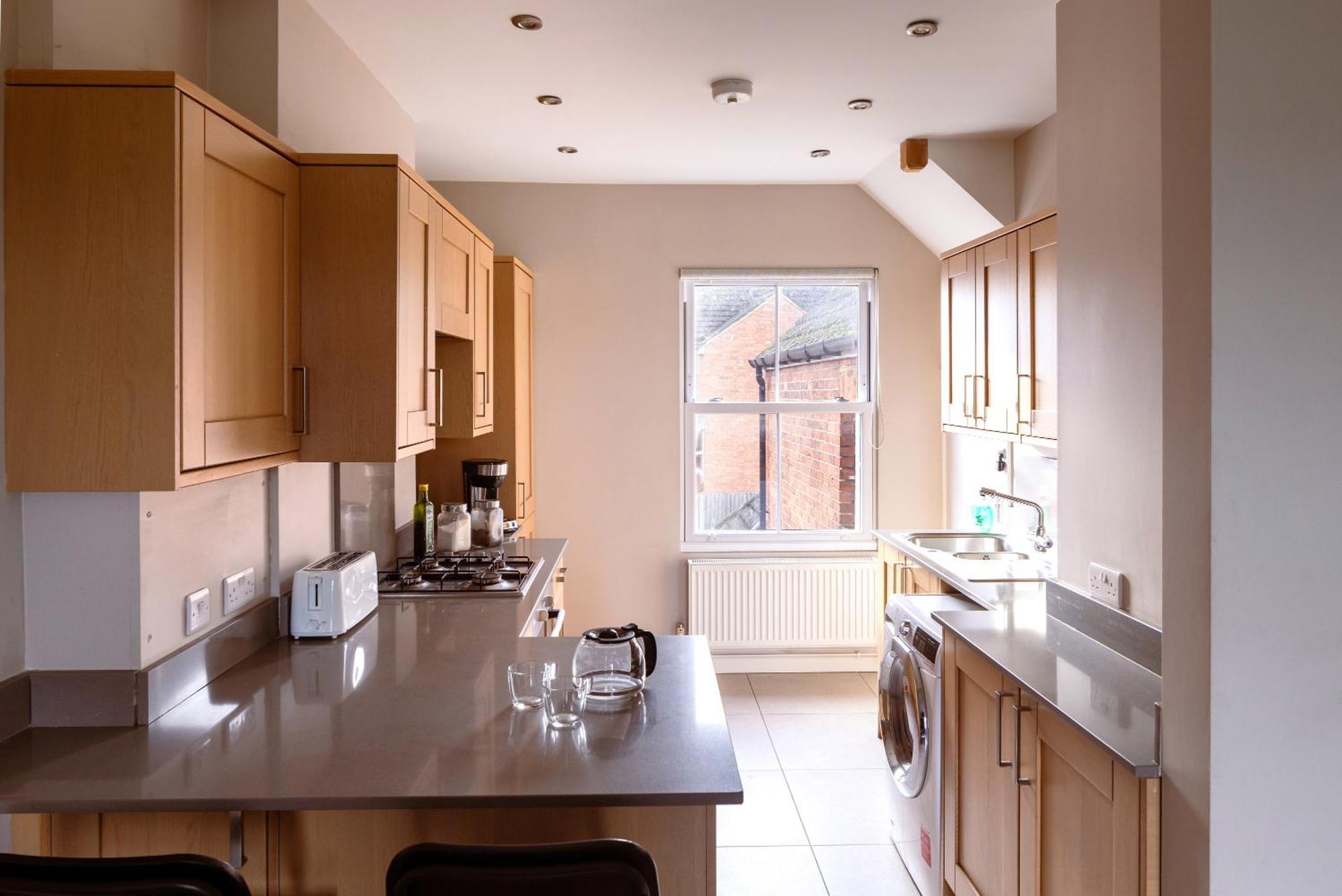 Family Home In Central Guildford With Parking מראה חיצוני תמונה