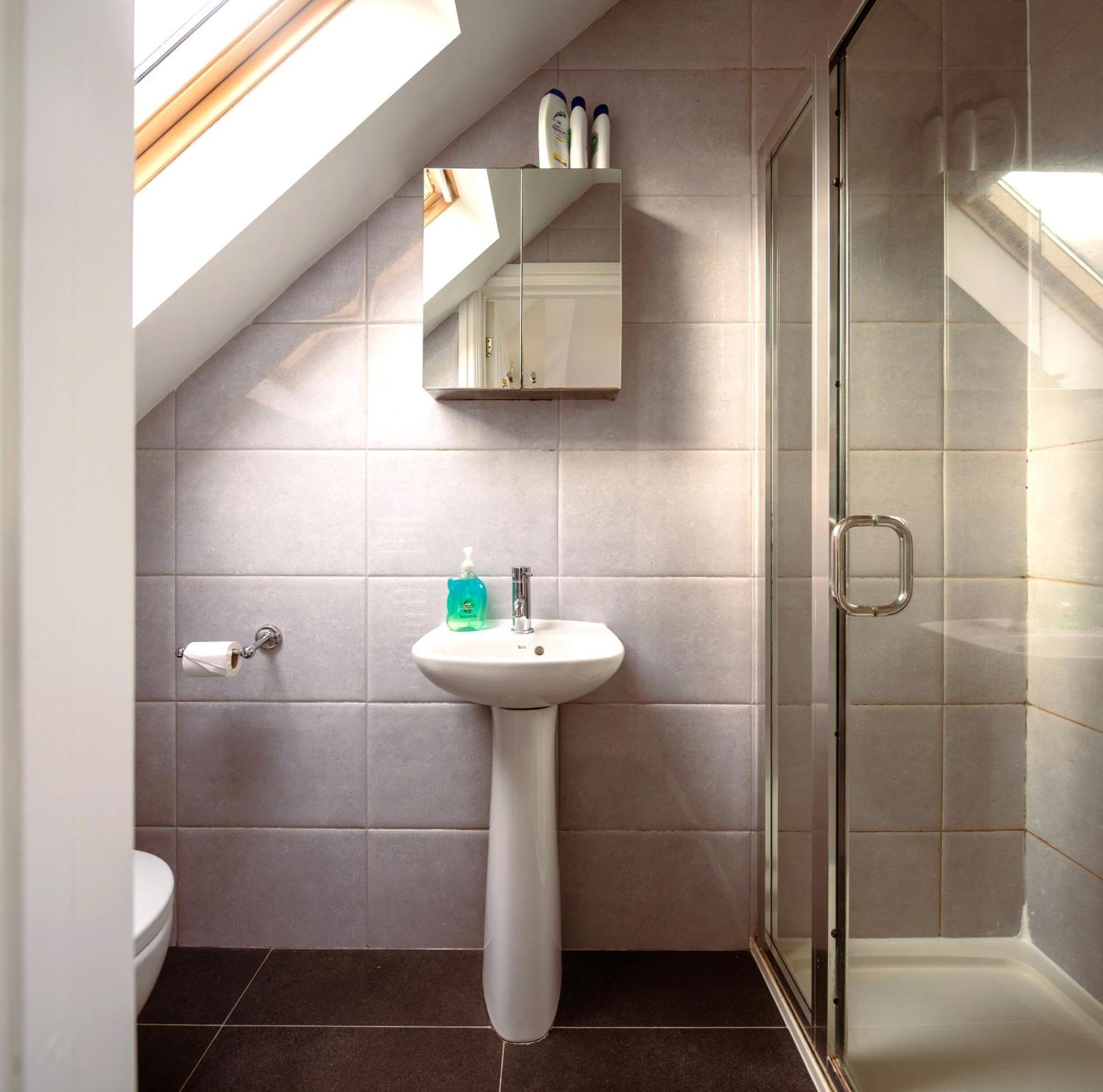 Family Home In Central Guildford With Parking מראה חיצוני תמונה
