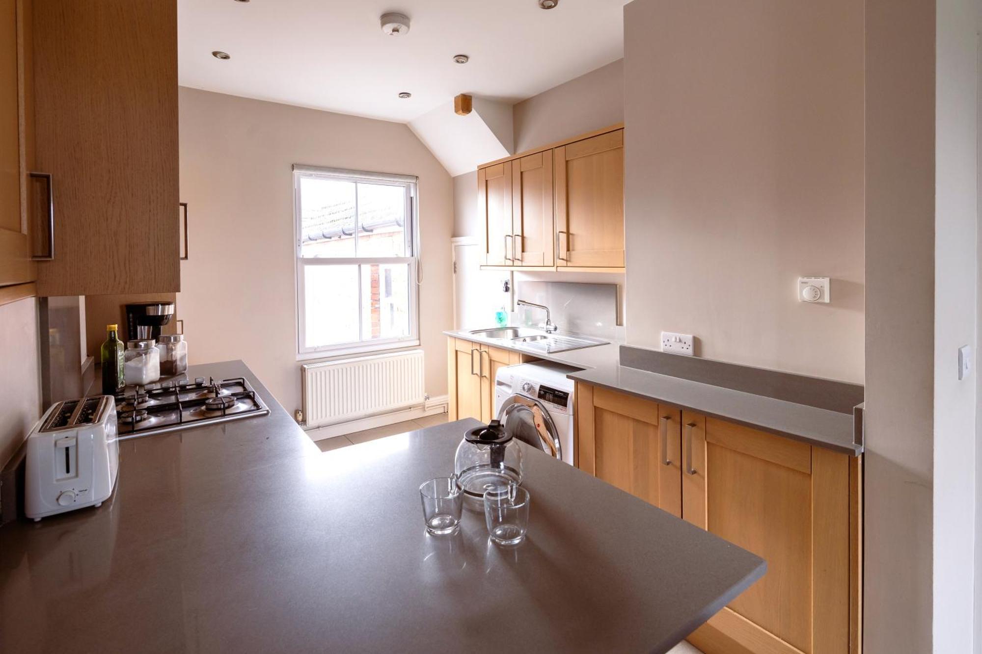 Family Home In Central Guildford With Parking מראה חיצוני תמונה