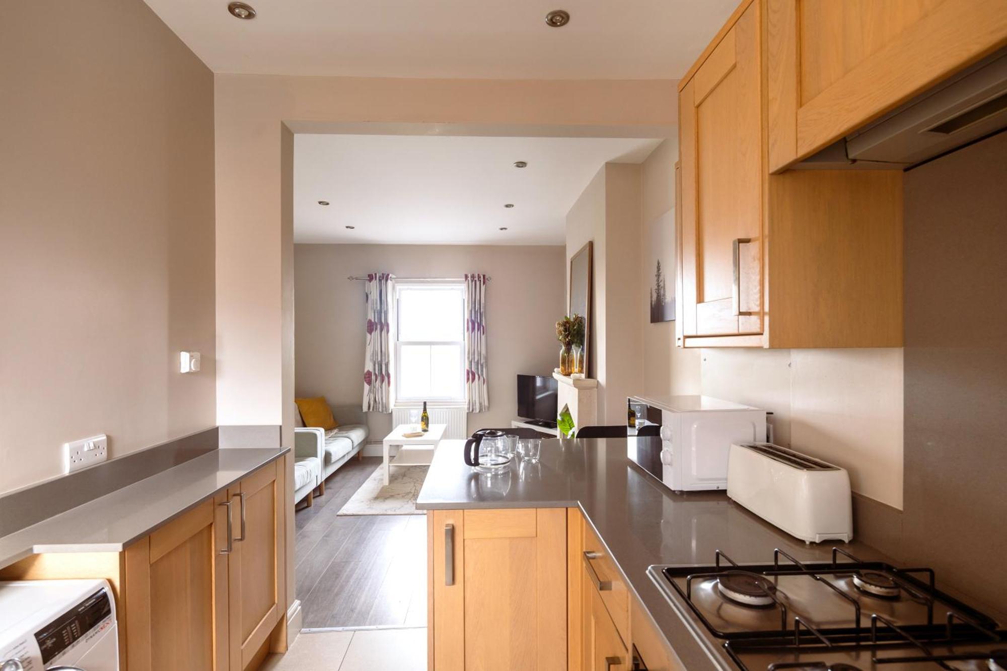 Family Home In Central Guildford With Parking מראה חיצוני תמונה