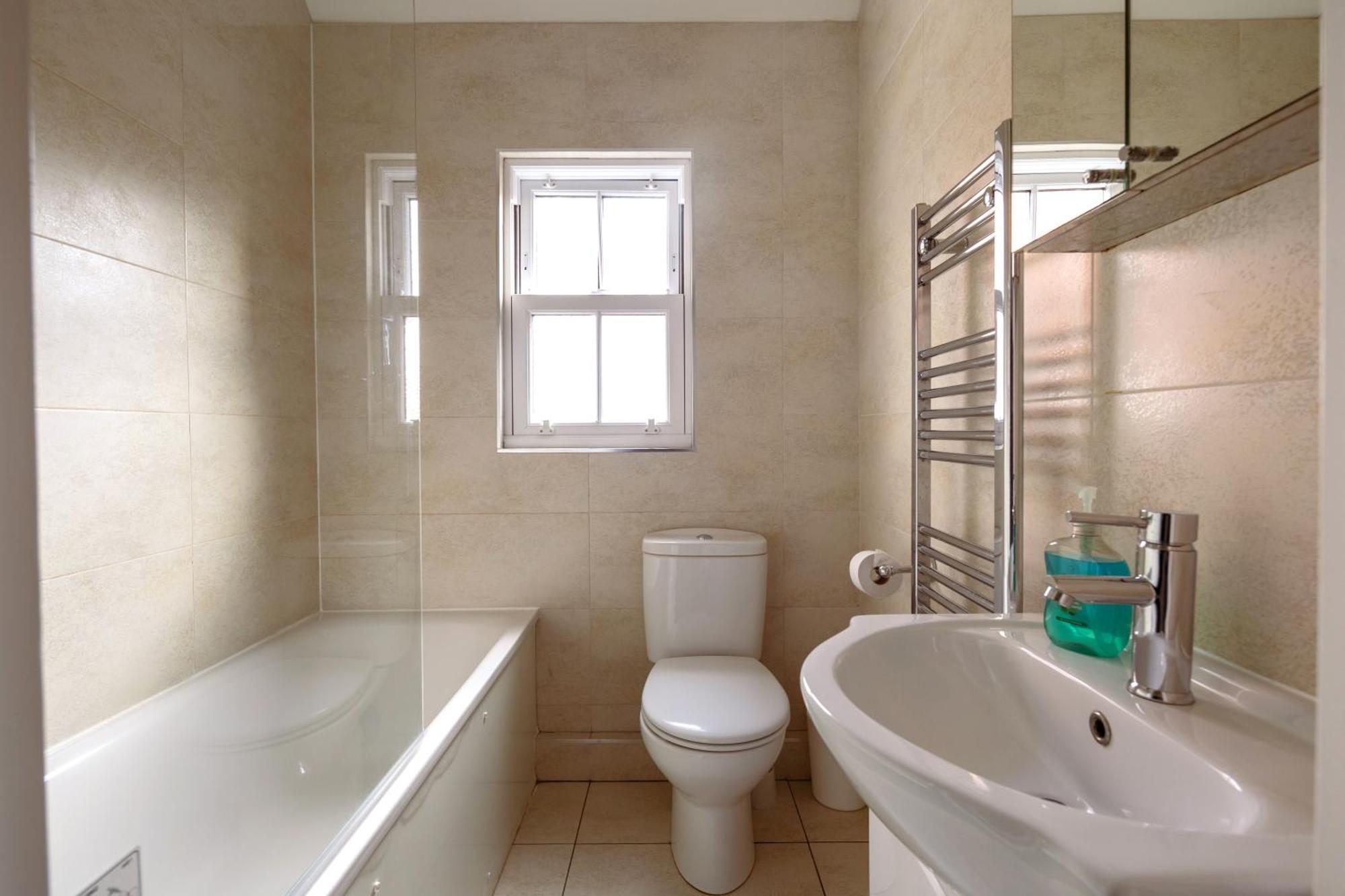 Family Home In Central Guildford With Parking מראה חיצוני תמונה